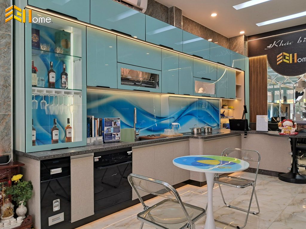 Tủ bếp bếp nhựa cánh kính khung hợp kim nhôm tại Showroom Sài Gòn Homes