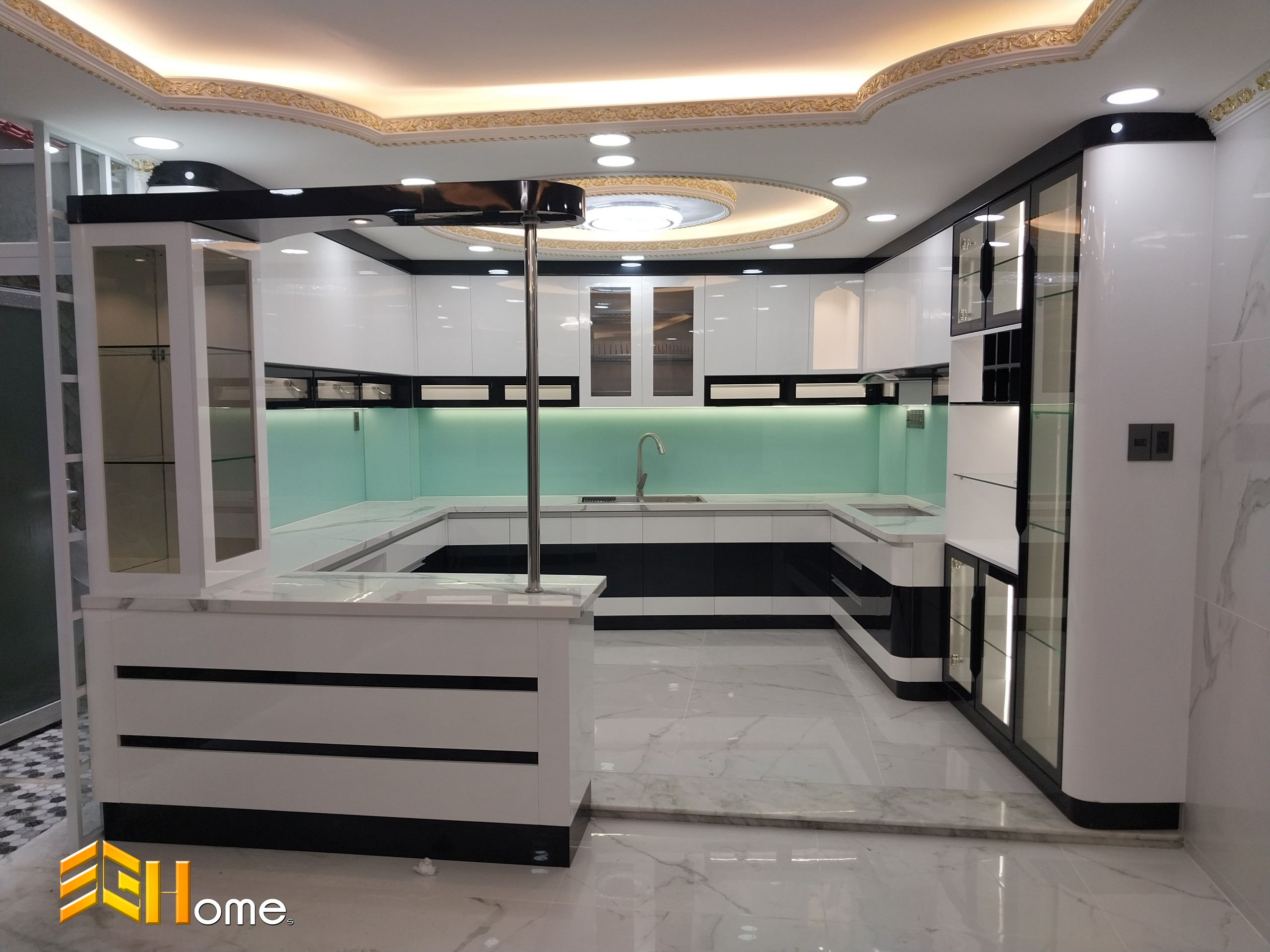 Thi công tủ bếp chữ U kết hợp quầy bar rộng rãi nhà chị Quỳnh – Củ Chi